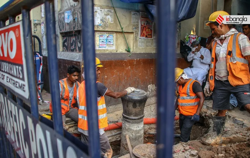  oldest gunfire, kolkata road gunfire, gunfire in kolkata, kolkata news, কলকাতায় ব্রিটিশ আমলের কামান, shashi ghosh, shashi ghosh story, express photo shashi ghosh<br />
