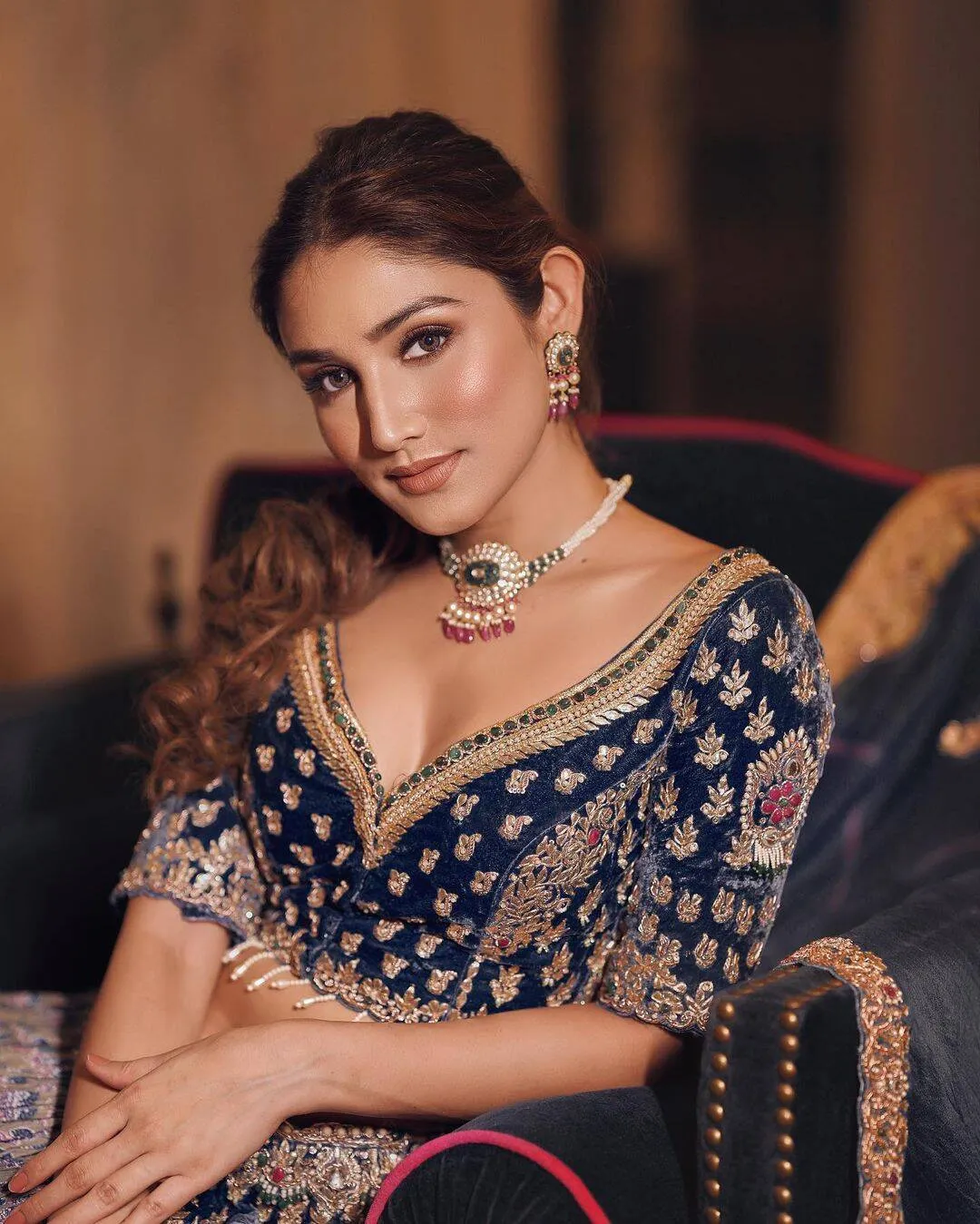 ডোনাল বিষ্ট নীল লেহেঙ্গা