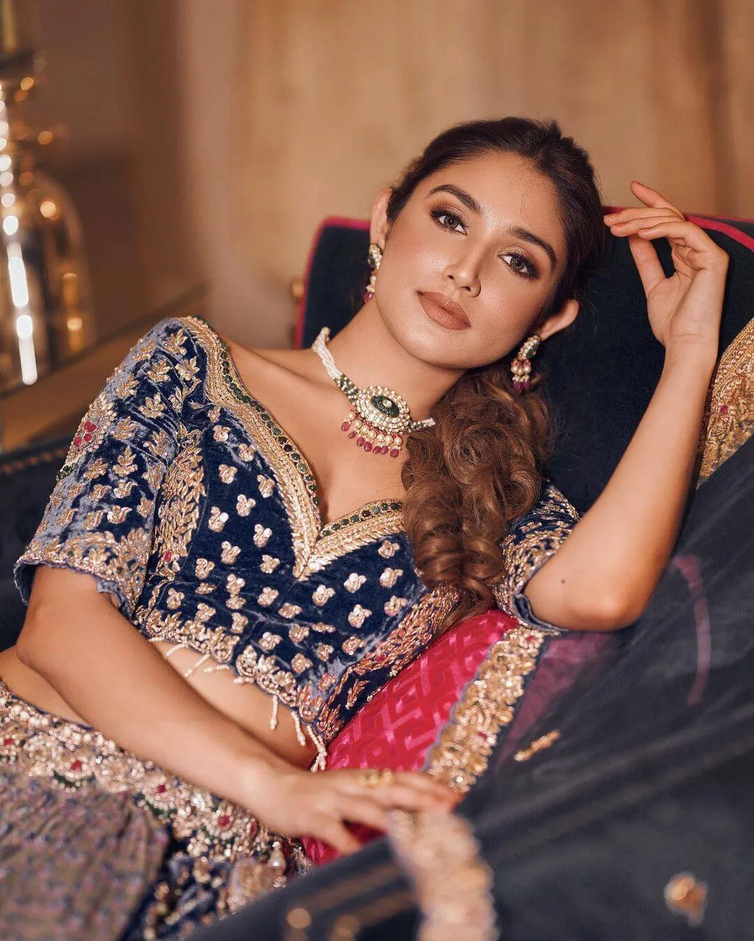 ডোনাল বিষ্ট নীল লেহেঙ্গা