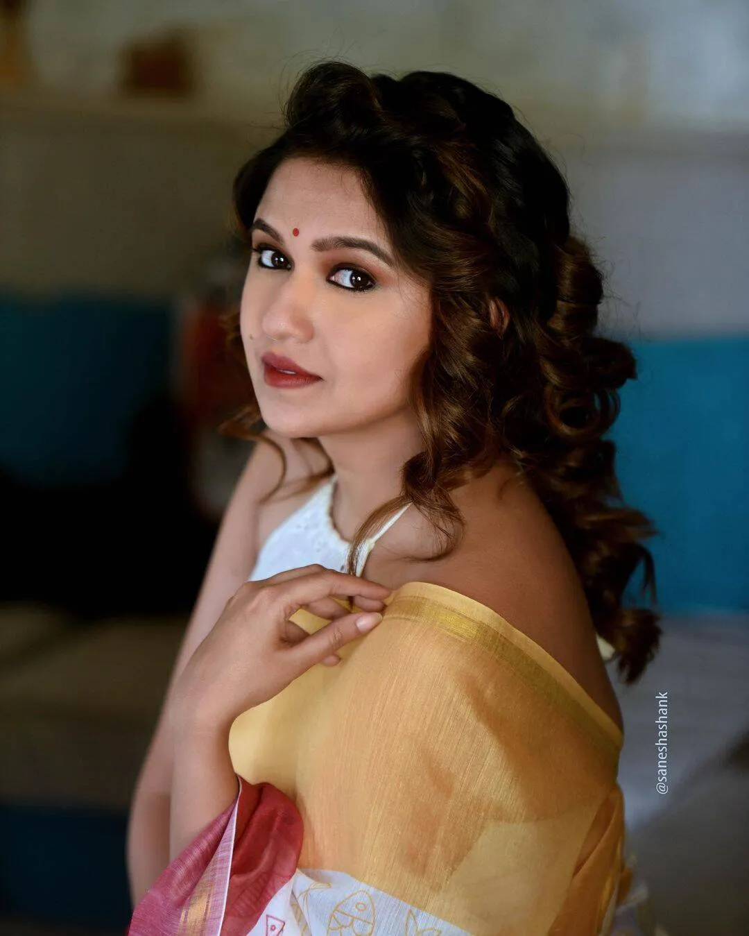 গৌতমী দেশপান্ডে কমলা পৈঠানি শাড়ি