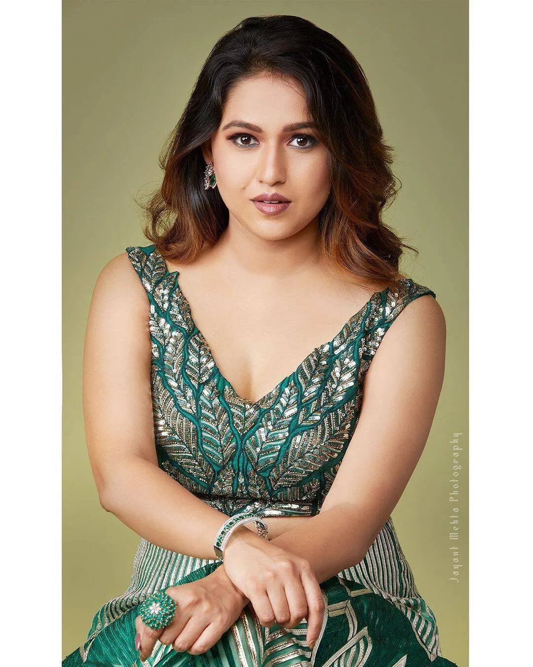 গৌতমী দেশপান্ডে কমলা পৈঠানি শাড়ি