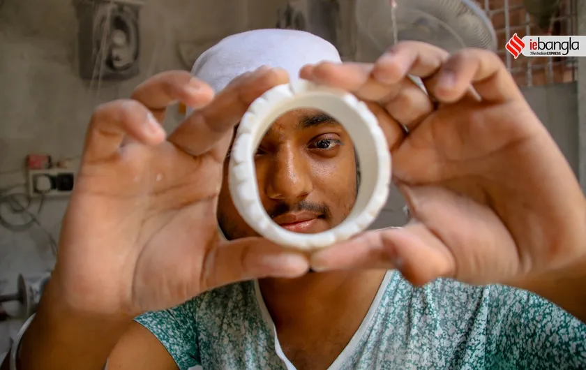 Conch, conch artisans, west bengal, barrackpore, shashi ghosh, shashi ghosh story, শঙ্খ, শঙ্খবণিক, শাঁখারিপাড়া, শাঁখা, ব্যারাকপুর, শশী ঘোষ