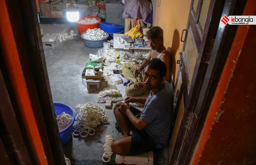 Conch, conch artisans, west bengal, barrackpore, shashi ghosh, shashi ghosh story, শঙ্খ, শঙ্খবণিক, শাঁখারিপাড়া, শাঁখা, ব্যারাকপুর, শশী ঘোষ