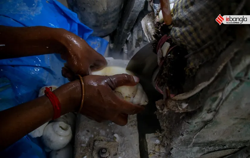 Conch, conch artisans, west bengal, barrackpore, shashi ghosh, shashi ghosh story, শঙ্খ, শঙ্খবণিক, শাঁখারিপাড়া, শাঁখা, ব্যারাকপুর, শশী ঘোষ