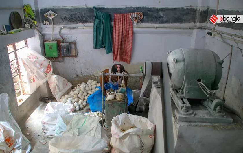 Conch, conch artisans, west bengal, barrackpore, shashi ghosh, shashi ghosh story, শঙ্খ, শঙ্খবণিক, শাঁখারিপাড়া, শাঁখা, ব্যারাকপুর, শশী ঘোষ