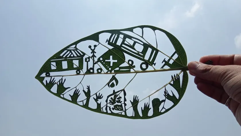 Coromandel Express Accident, Leaf Art, ইন্ডিয়া বুক অফ রেকর্ডস, Leaf artist rickdeep, কলকাতা খবর, এক্সক্লুসিভ নিউজ, Coromandel Express, Coromandel Express accident, odisha-Bengal train, Coromandel news, Odisha news, Odisha train crash, Indian Railways, Indian Railways history, indian Express news, গাছের পাতায় ফুটে উঠলো তালগোল পাকানো করমন্ডলের কামরা,করমন্ডল এক্সপ্রেস দুর্ঘটনা