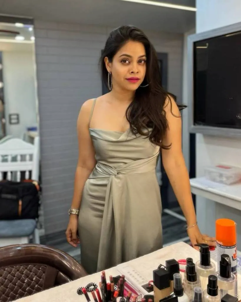 Sumona Chakravarti (Sumona Chakravarti hot look)