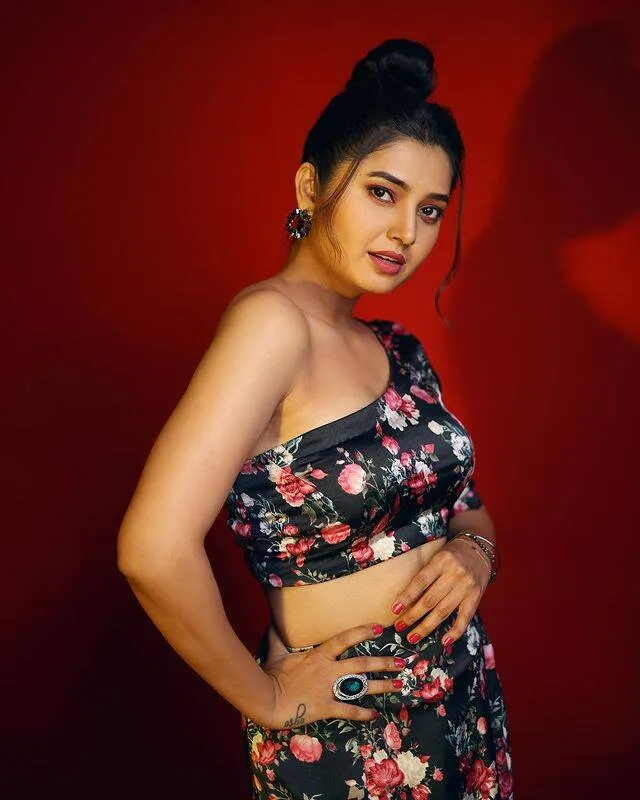 Korish uchun mast yalangoch ayollarning fotosuratlari