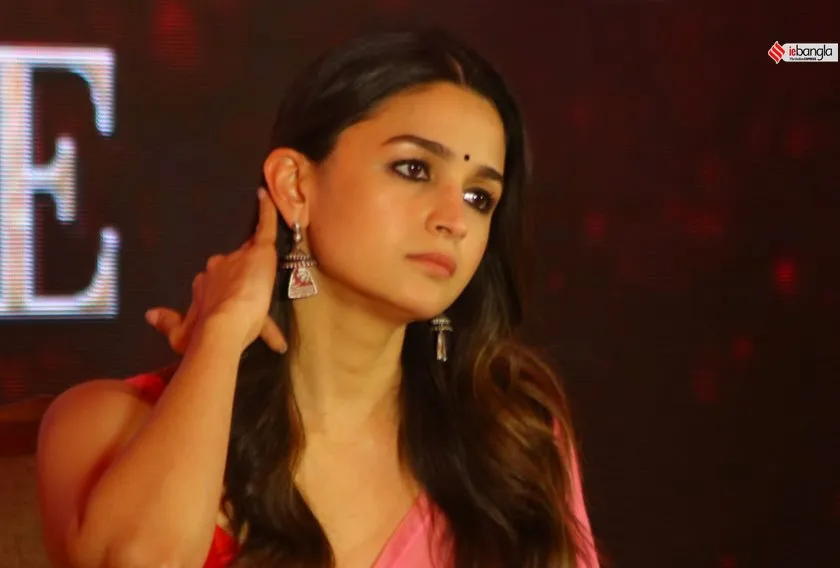 Rocky aur Rani karan and alia at Kolkata amid launch