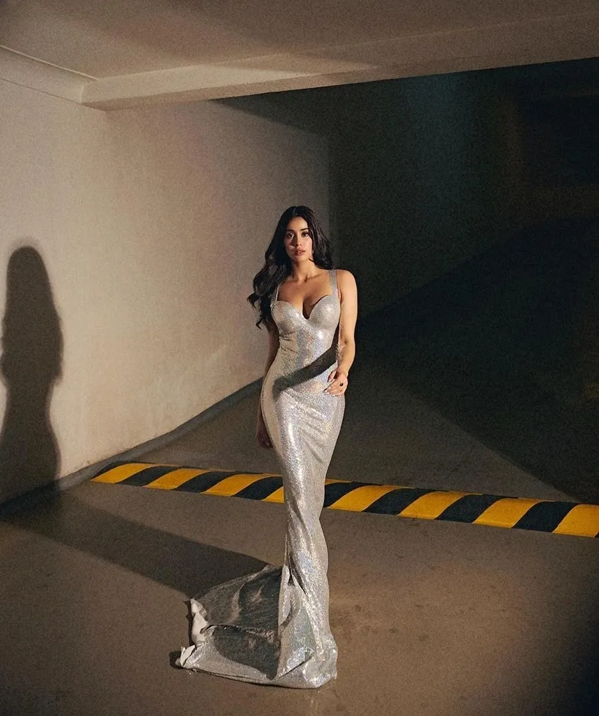 Janhvi Kapoor looks stunning in shimmery gown