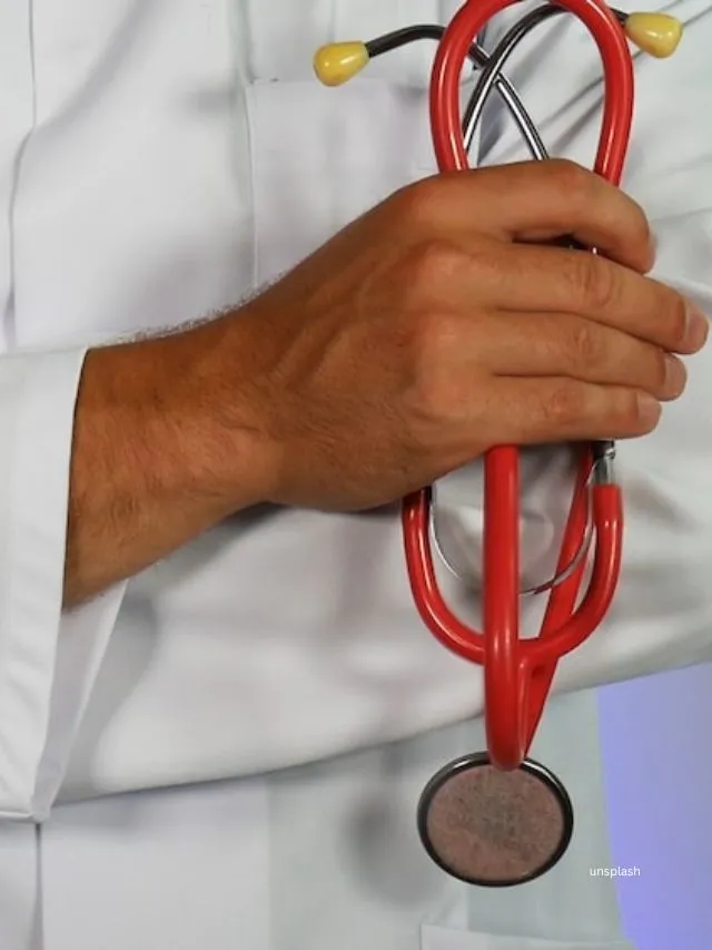 Fingernails and doctor (unsplash)