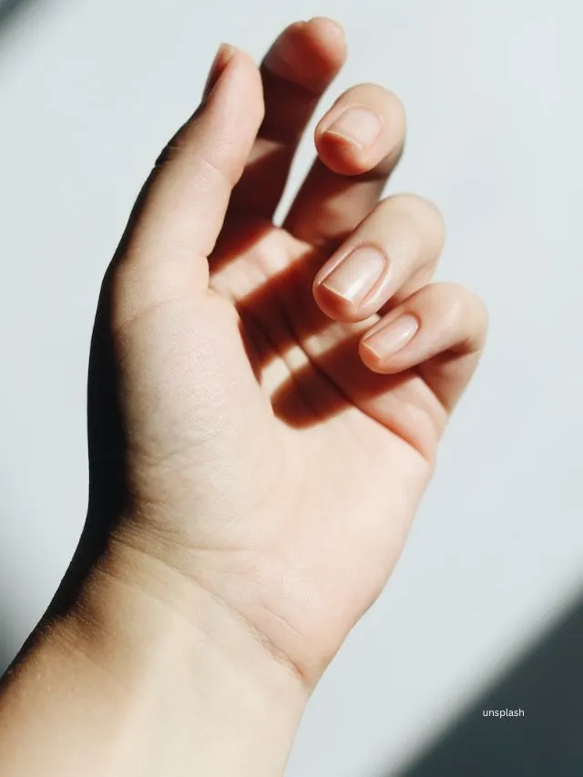 Fingernails (unsplash)