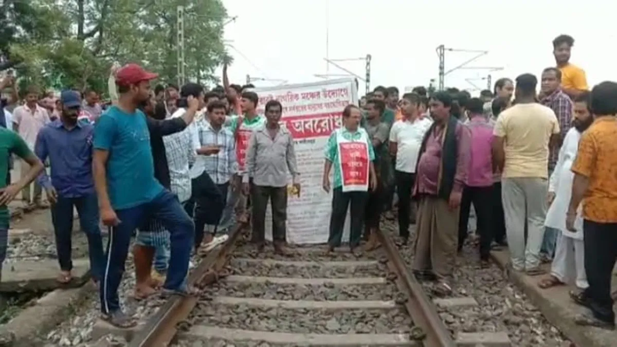 গুরুত্বপূর্ণ দায়িত্বে থাকা রেলকর্মীদের প্যানেল রুম থেকেই বের করে দিলেন এক তৃণমূলনেত্রী।