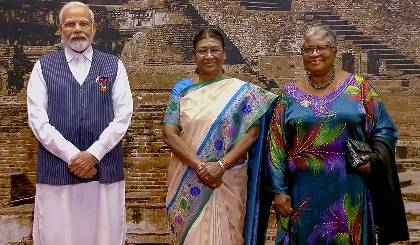 woman delegates wear saree
