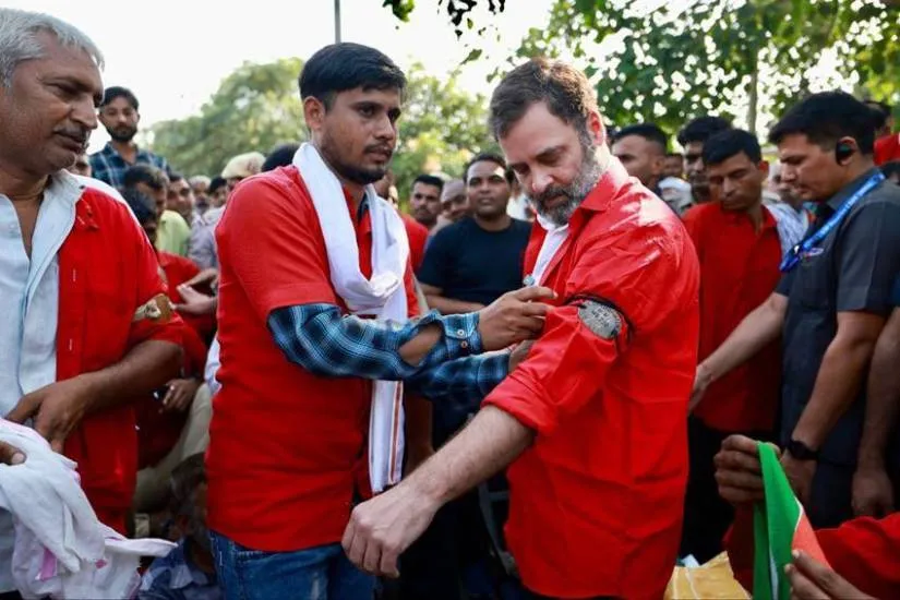 Rahul Gandhi at anand vihar station