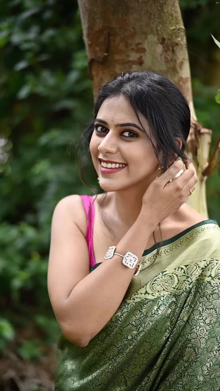 Madhura Deshpande Nauvari Saree Video