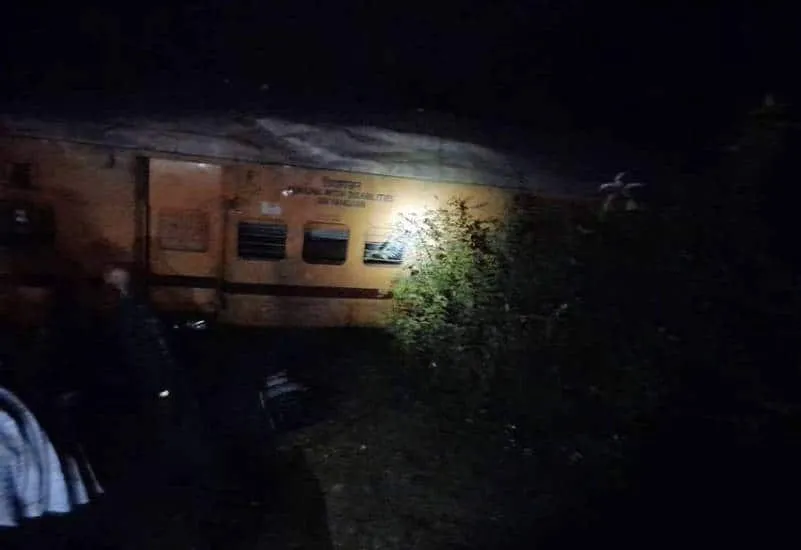 Train derails in Andhra Pradesh