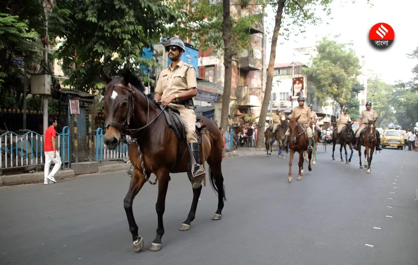 কলকাতা পুলিশের তথ্য অনুসারে, প্রথমে এই বাহিনীতে ছিল মাত্র তিনটি ঘোড়া। পরে, ১৮৪২ সালে ঘোড়ার সংখ্যা বেড়ে হয় ১২। যার নেতৃত্বে ছিলেন একজন দফাদার। ওই সময় ময়দান এলাকায় ঠগ, চোর, কোম্পানির বদমেজাজি সৈন্যদের উপদ্রব বেড়েছিল। যা ঠেকাতে ময়দানে টহলদারির দায়িত্ব বর্তায় ঘোড়সওয়ার বাহিনীর ওপর। ফলও মিলেছিল হাতেনাতে।  ছবি- শশী ঘোষ