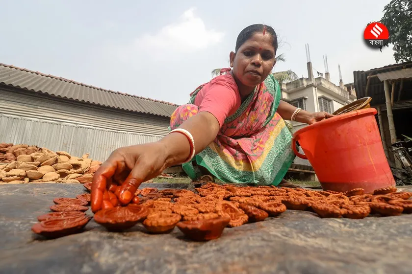 chaltaberia gram story on diwali diya making<br />
