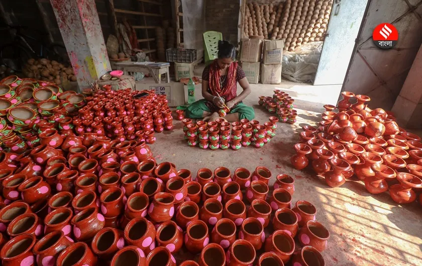 chaltaberia gram story on diwali diya making<br />
