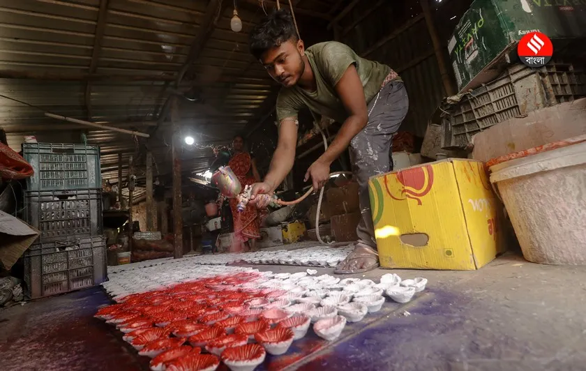 chaltaberia gram story on diwali diya making<br />
