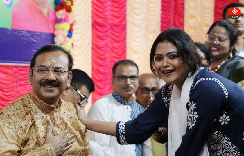 প্রতিবছরের মত এবারও আয়োজন করা হল অন্যরকম ভাইফোঁটার।বিদ্যুৎমন্ত্রী অরূপ বিশ্বাসের তত্বাবধানেই হল এই বিশেষ ভাইফোঁটা।এক্সপ্রেস ফটো-শশী ঘোষ
