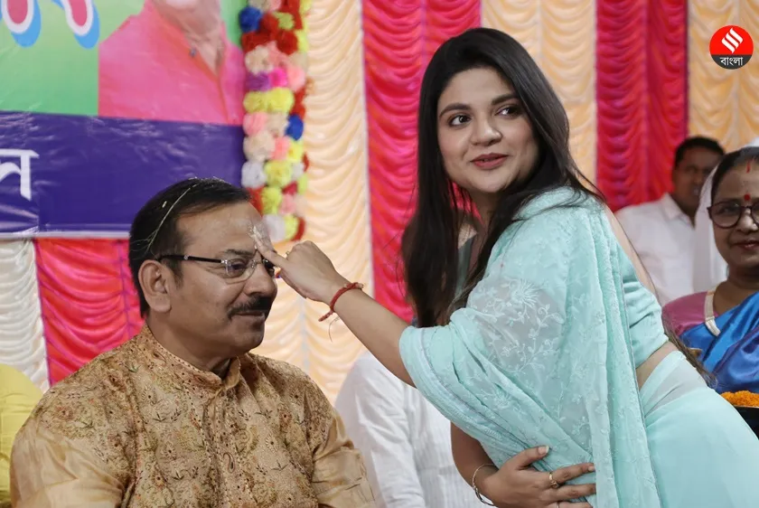 ছিলেন সকলের প্রিয় বাহা রনিতা দাস।মন্ত্র পড়ে তিনিও ভাইফোঁটা দিলেন।এক্সপ্রেস ফটো-শশী ঘোষ
