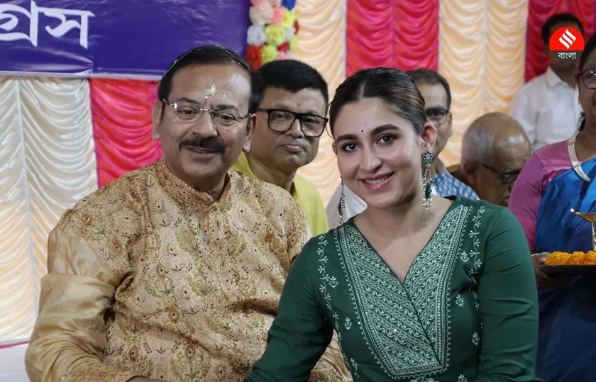 ফোঁটা দিলেন ঐন্দ্রিলা নিজেও।পরনে সবুজ রঙের পোশাক, দাদাদের মঙ্গল-কামনা করলেন অভিনেত্রী।এক্সপ্রেস ফটো-শশী ঘোষ
