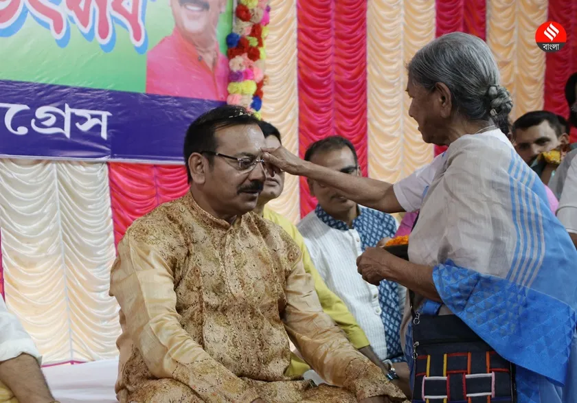 বৃদ্ধাশ্রমের দিদাদের সঙ্গেই এদিন উপস্থিত থাকেন টলি নায়িকারাও।এবারও ব্যতিক্রম না।এক্সপ্রেস ফটো-শশী ঘোষ
