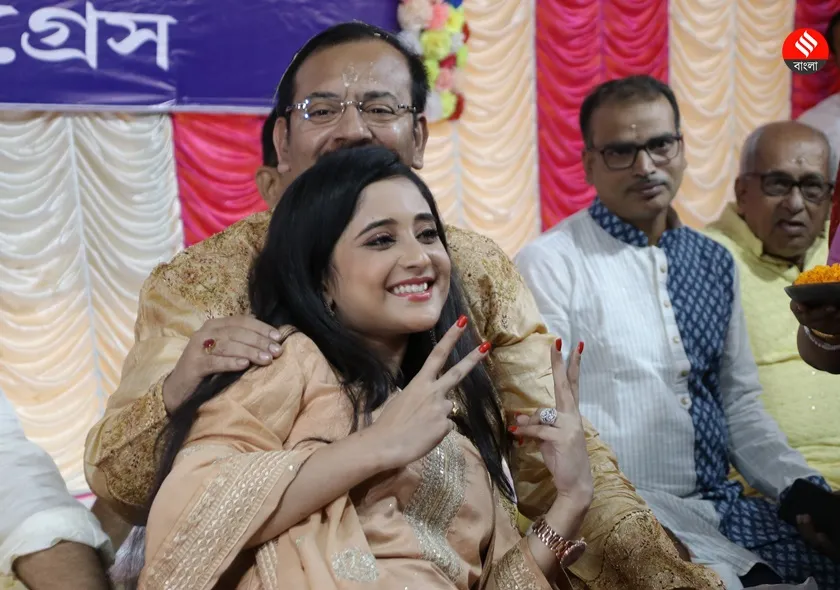 ছাড়া ছিলেন মিঠাই সৌমিতৃষা।অভিনেত্রী নিজের তালে মত্ত।দাদা অরূপকে ফোঁটা দেওয়ার পর, হাসিখুশি সৌমি নজর কাড়লেন।এক্সপ্রেস ফটো-শশী ঘোষ
