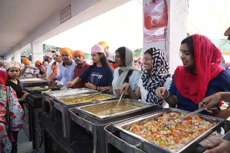 Devotees participate in the langar on Guru Nanak Jayanti at Gurdwara Guru Nanak Darbar in Pune Cantonment. 