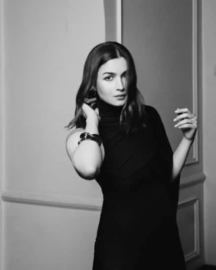 Alia Bhatt wear black dress in Filmfare OTT Awards