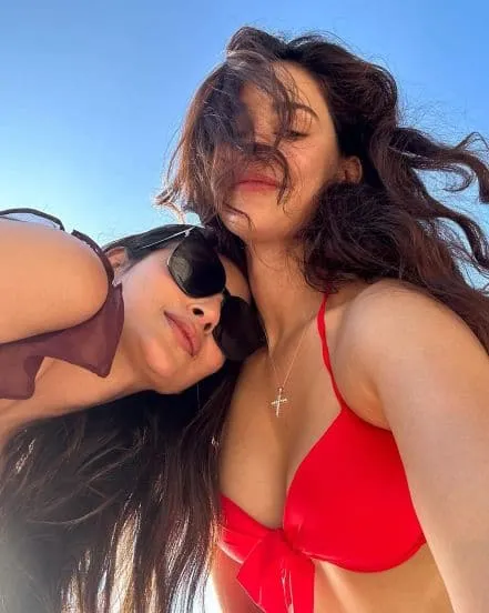 mouni-roy-disha-patani-thailand-tour-vacation
