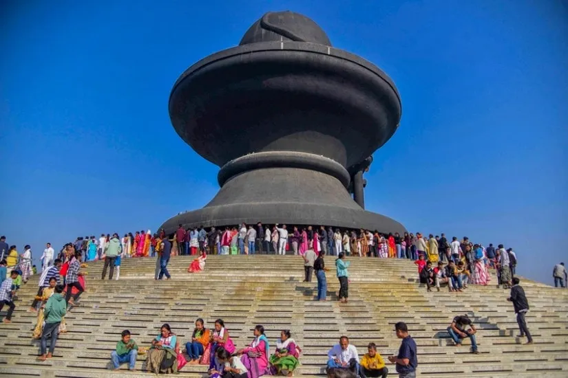 devotees gathered in temples on the first day of new year