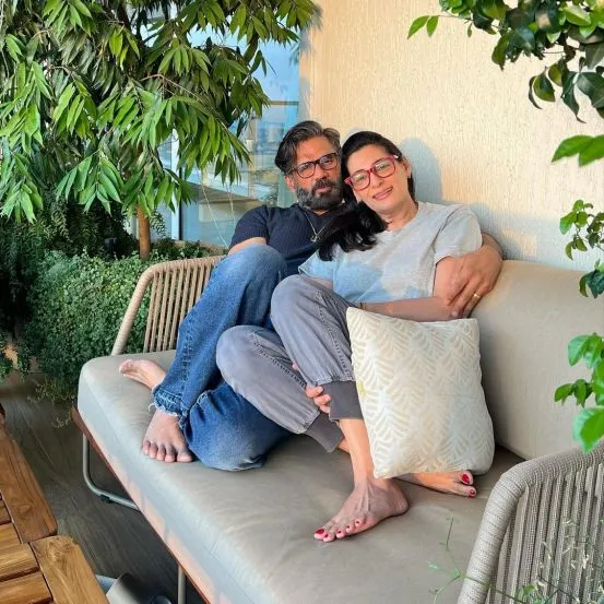 shahrukh khan akshay kumar suniel shetty jitendra sanjay kapoor wife work profile and net worth