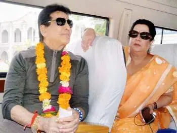 shahrukh khan akshay kumar suniel shetty jitendra sanjay kapoor wife work profile and net worth