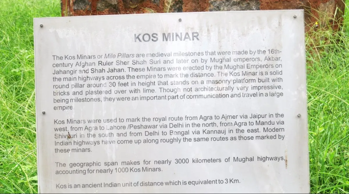 A board on Kos Minars at the Delhi zoo. It says: 