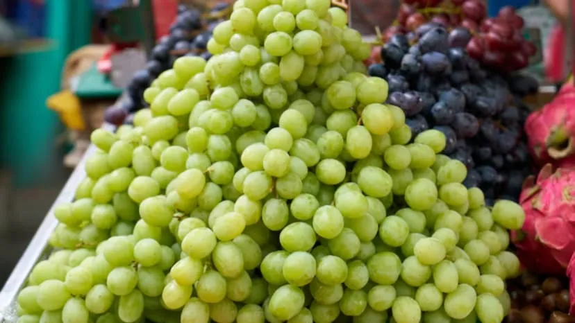 How does consuming grapes improve overall health as well as heart health