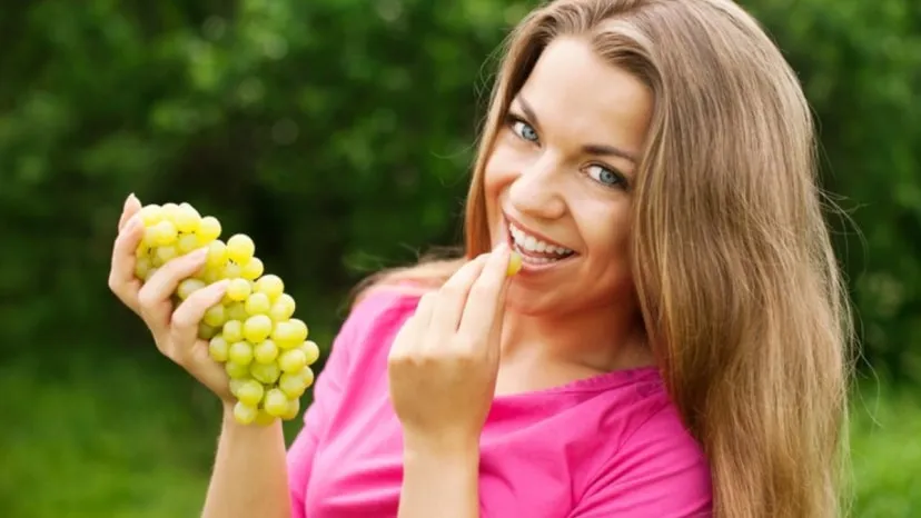 How does consuming grapes improve overall health as well as heart health