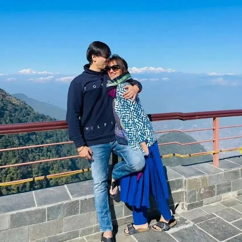 bollywood-celebrities-married-to-their-fans