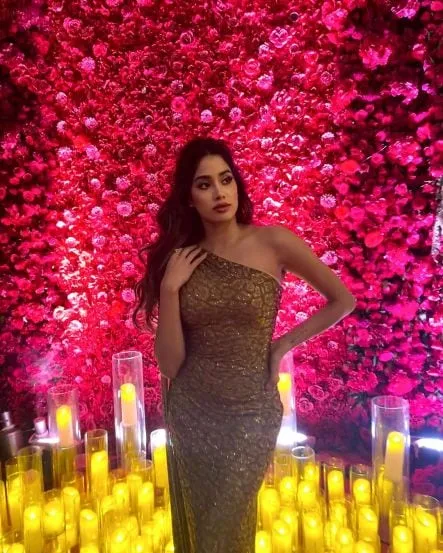 Janhvi kapoor visited tirumala tirupati on her birthday shared her south indian look photos