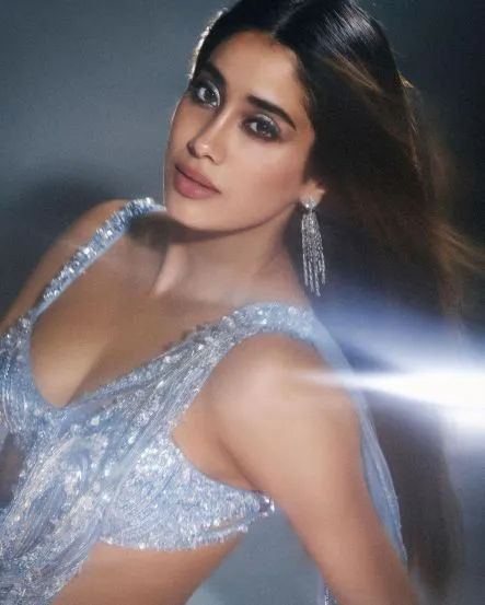 janhvi-kapoor-in-shimmery-saree