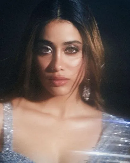 janhvi-kapoor-in-shimmery-saree