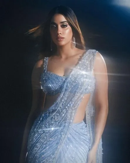 janhvi-kapoor-in-shimmery-saree