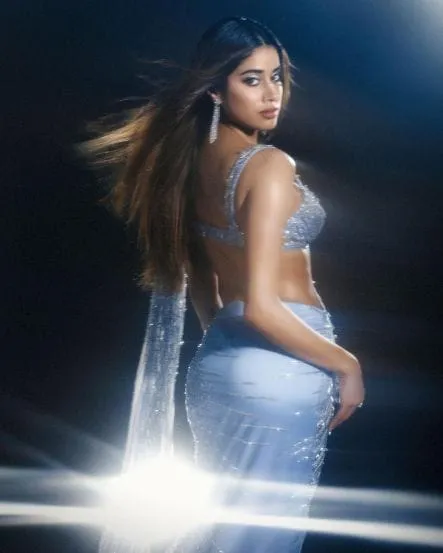 janhvi-kapoor-in-shimmery-saree