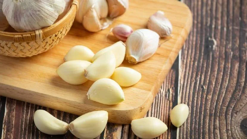 Can eating raw garlic reduce cholesterol Read what the experts say 100 grams of garlic contains these nutrients 