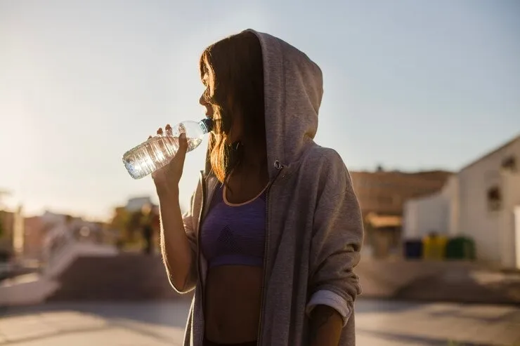 drinking-chilled-water-in-summer 