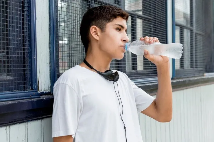 drinking-chilled-water-in-summer 