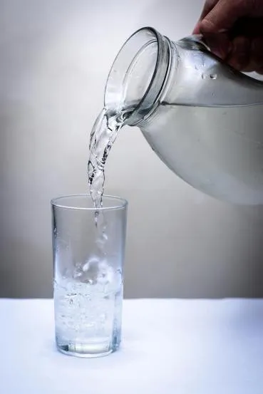 drinking-chilled-water-in-summer 