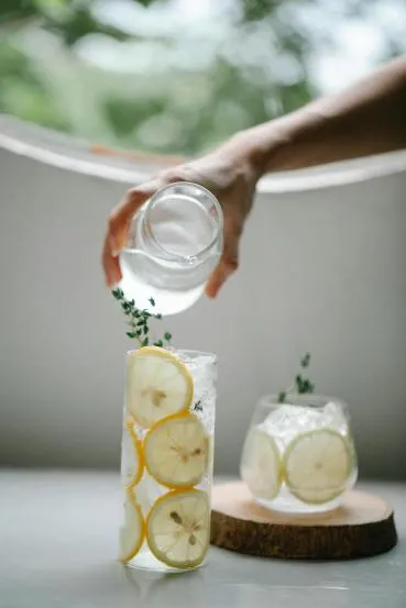 drinking-chilled-water-in-summer 